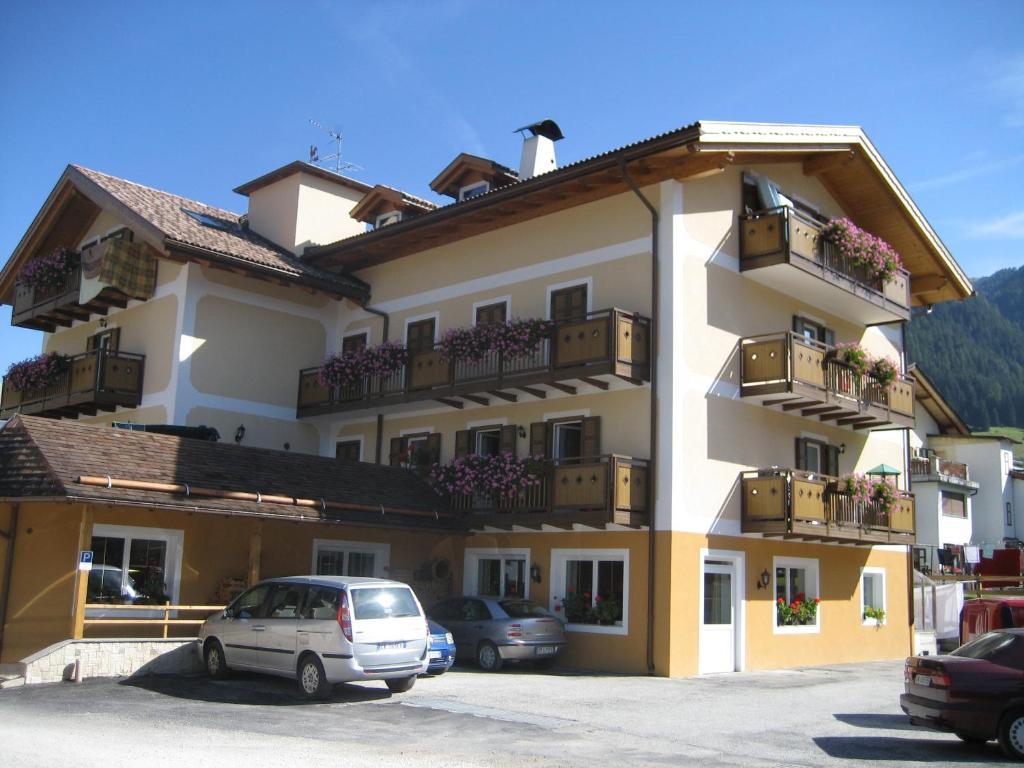 Hotel El Geiger Pozza di Fassa Bagian luar foto
