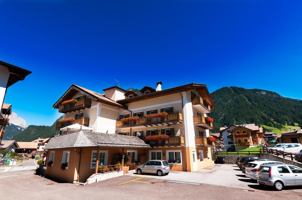 Hotel El Geiger Pozza di Fassa Bagian luar foto